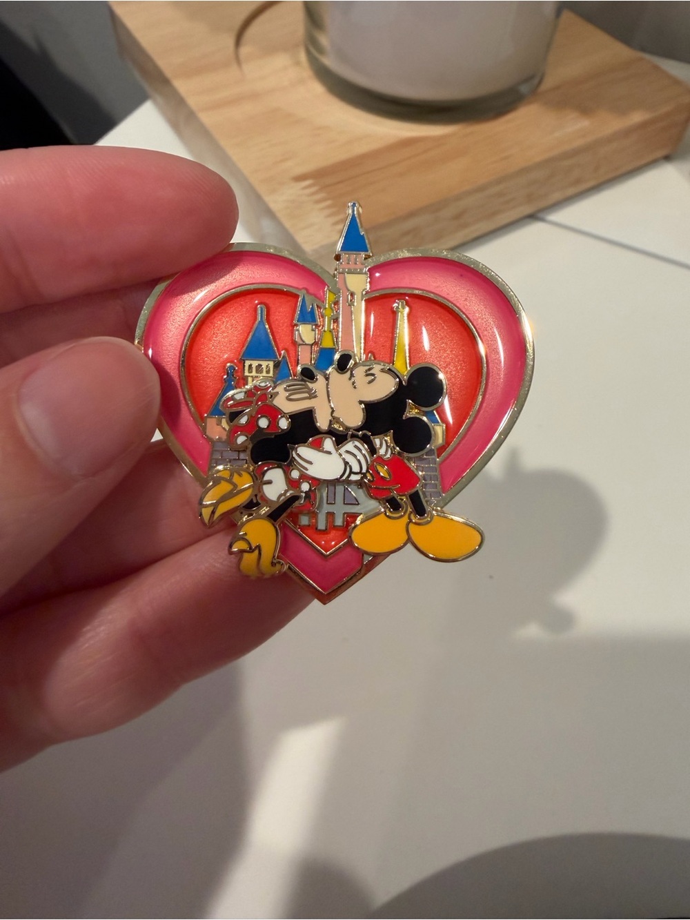 Mickey & Minnie Mouse romantic pin